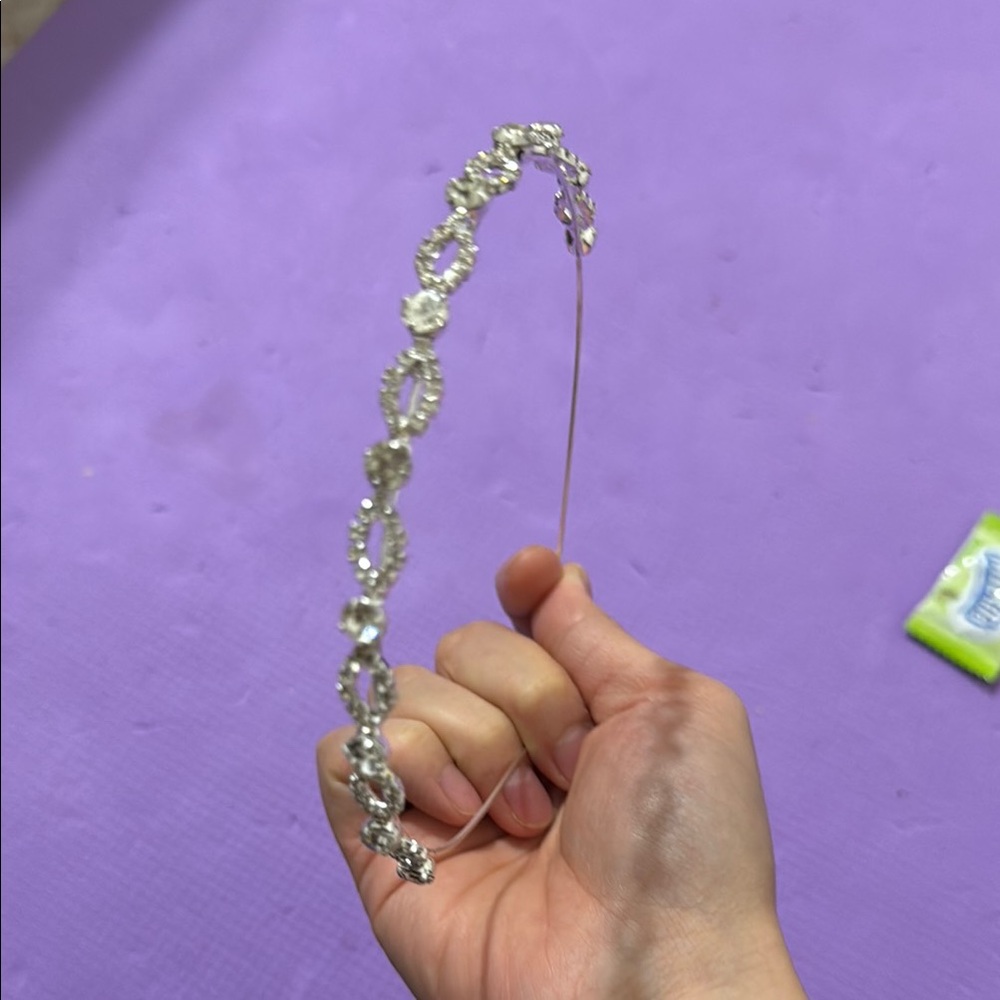 Elegant Silver Crystal Headband
Never worn it.